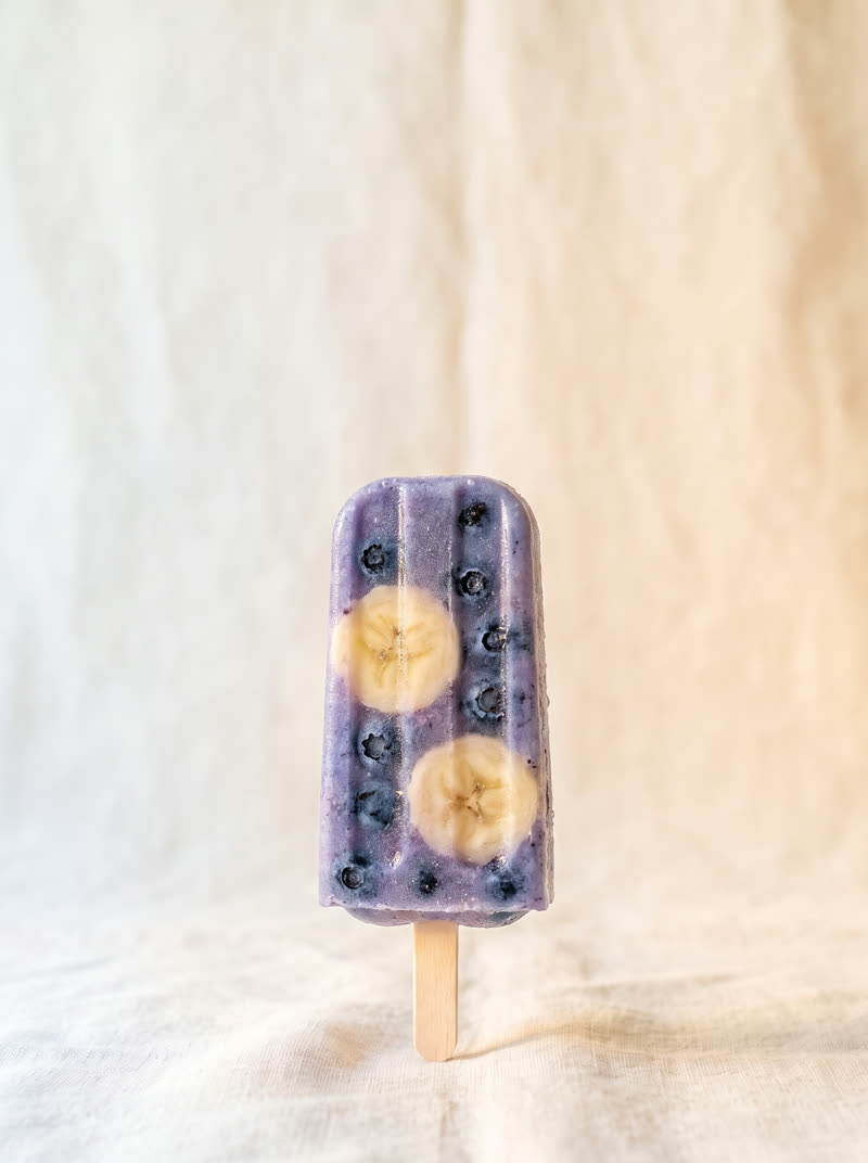 The Blueberry Banana pop with whole blueberries and banana slices, on cream linen